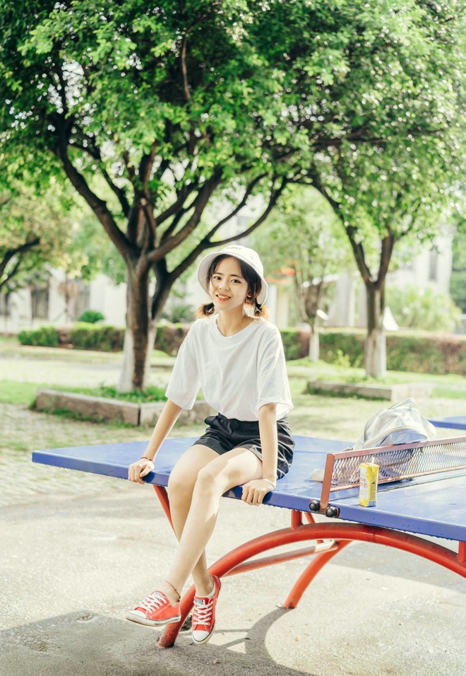 清纯可爱的美女校园私拍写真文艺范十足