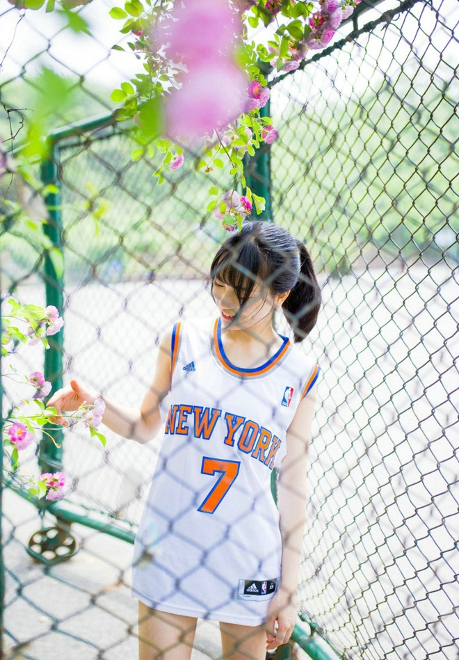 运动系萌妹操场运球清新俏皮美腿写真诱惑