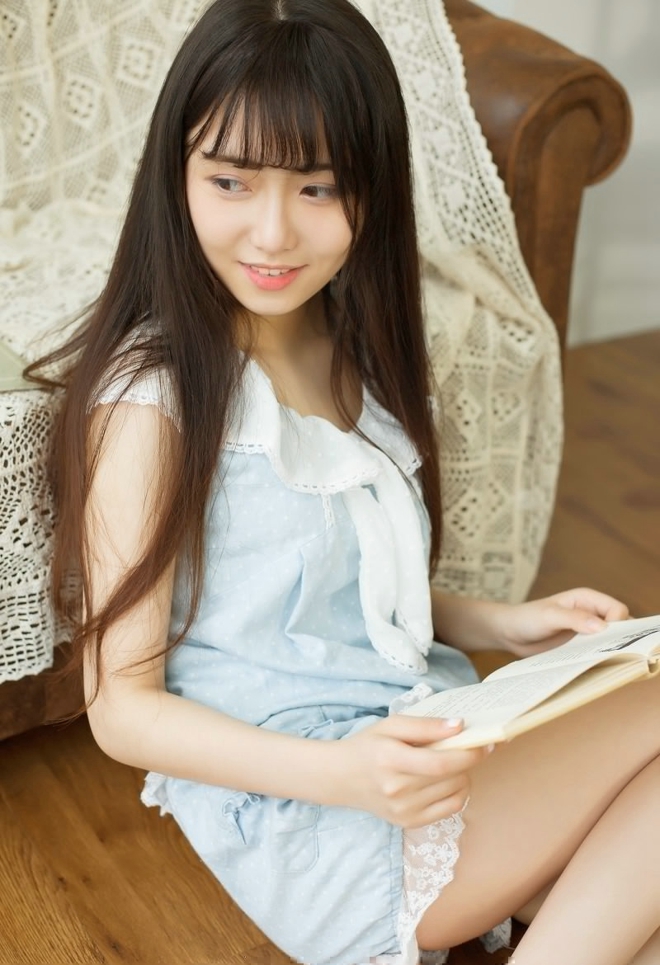 格子衫美少女闺房私照写真