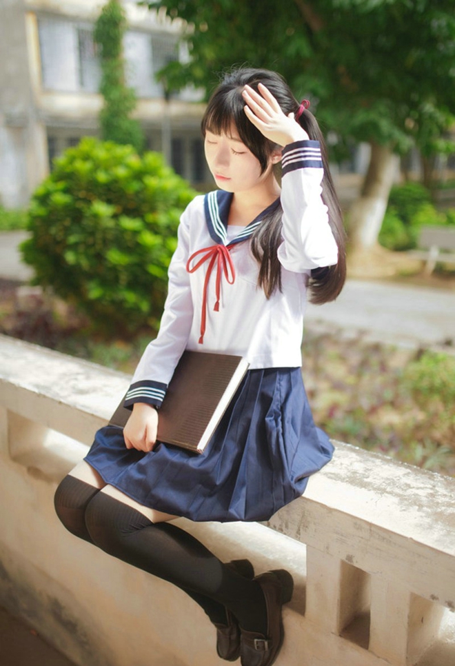 运动系萌妹操场运球清新俏皮美腿写真诱惑