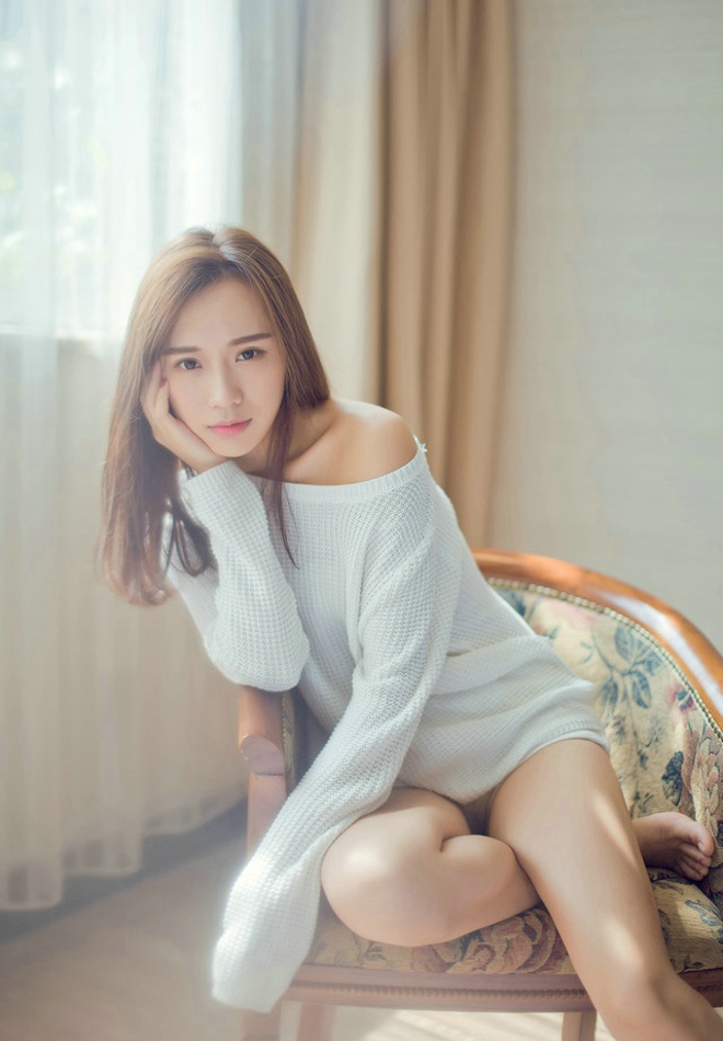 白衣少女周末家中放纵大长腿福利写真图