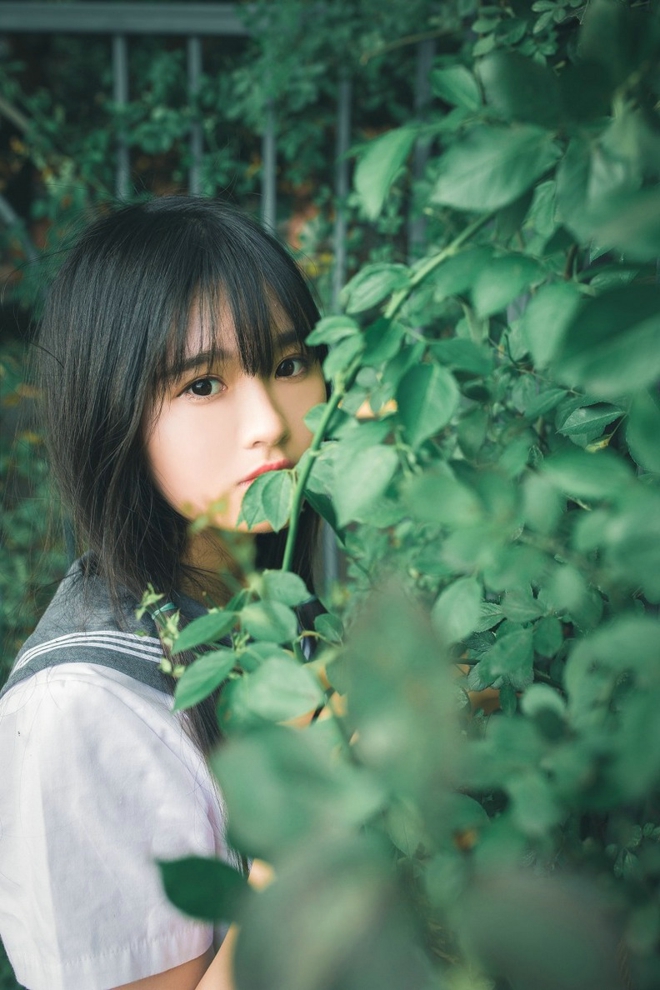 花海中清纯漂亮学生妹户外恬静优雅可爱迷人写真