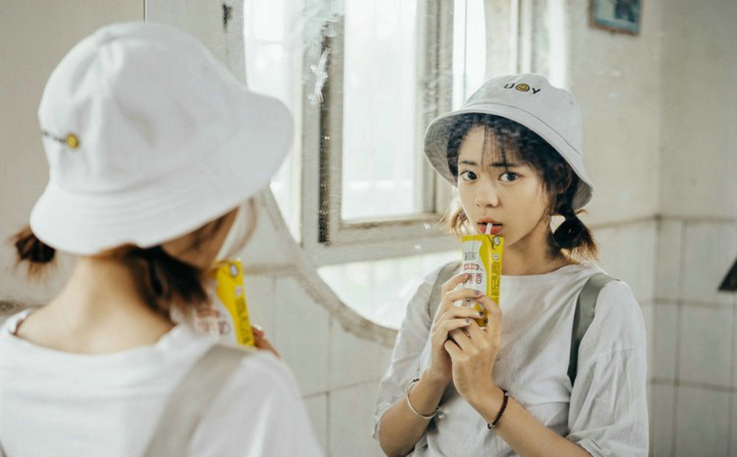 清纯可爱的美女校园私拍写真文艺范十足