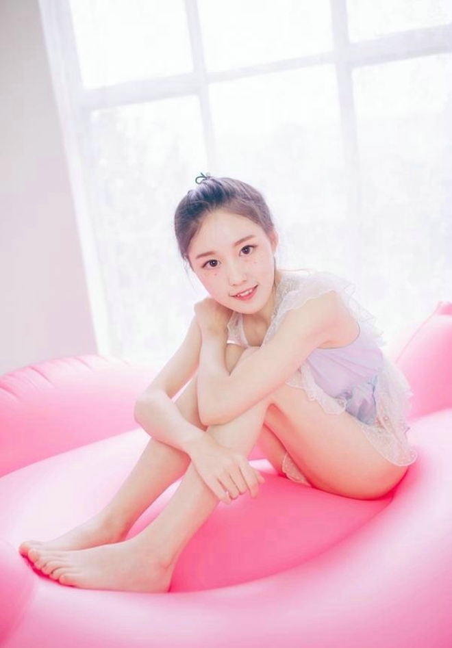 粉色清纯妹子私房可爱阳光睡衣写真
