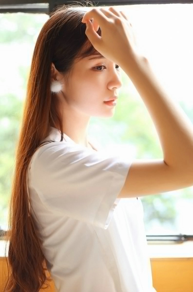 清纯校园学生装刘海美女午后操场福利写真