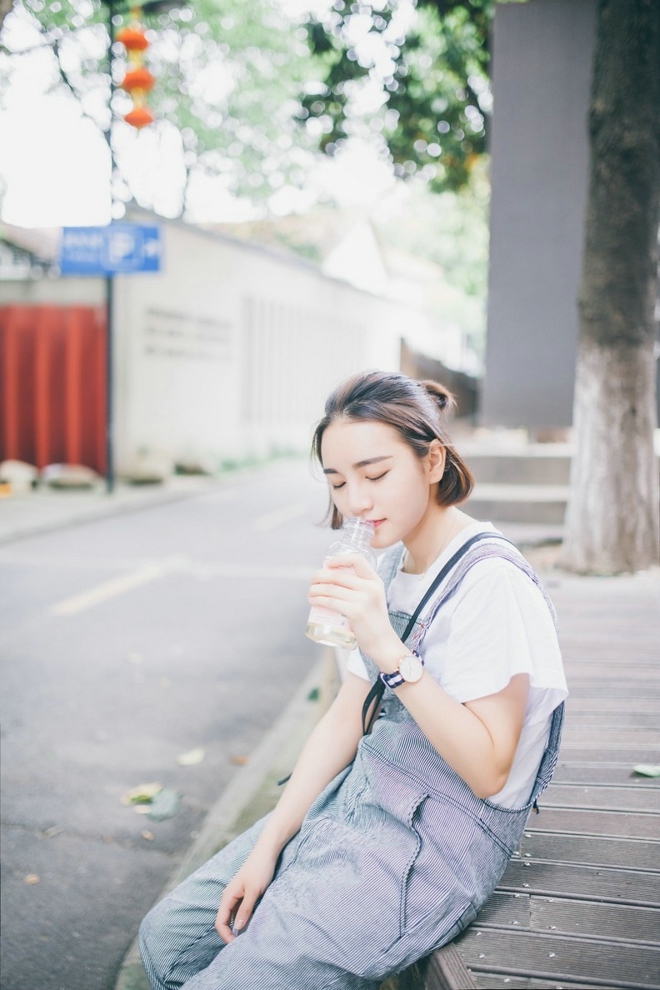 背带裤短发青春美女时尚街拍唯美俏皮写真