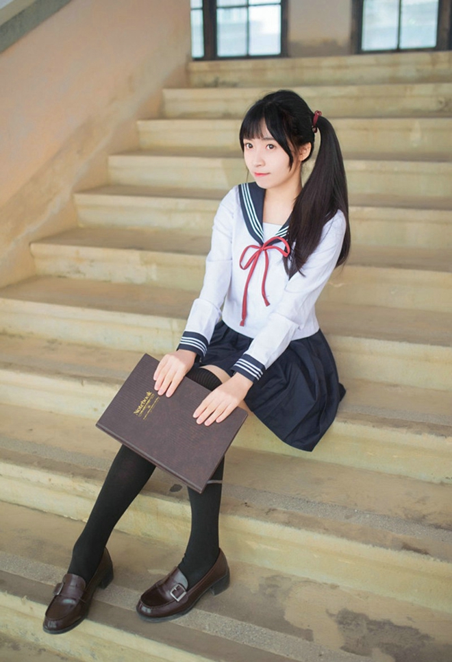 运动系萌妹操场运球清新俏皮美腿写真诱惑