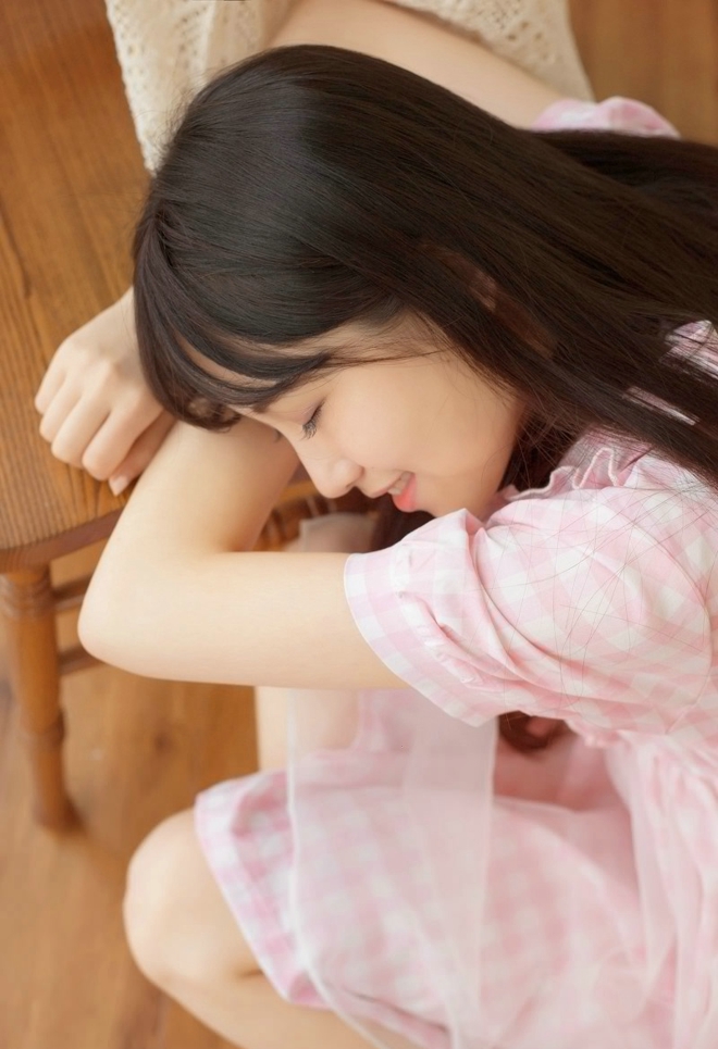 格子衫美少女闺房私照写真