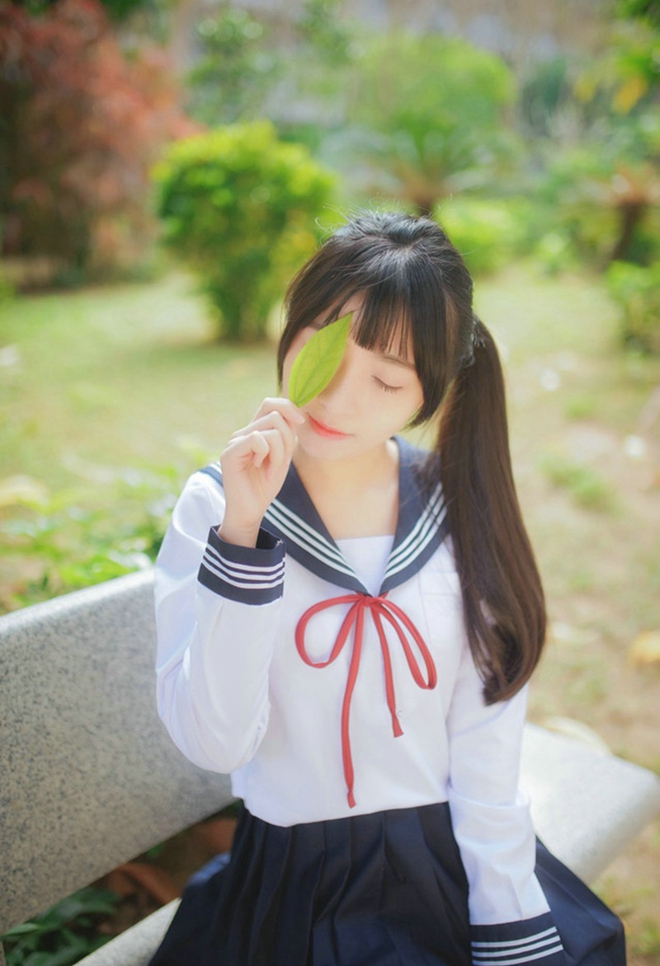 运动系萌妹操场运球清新俏皮美腿写真诱惑