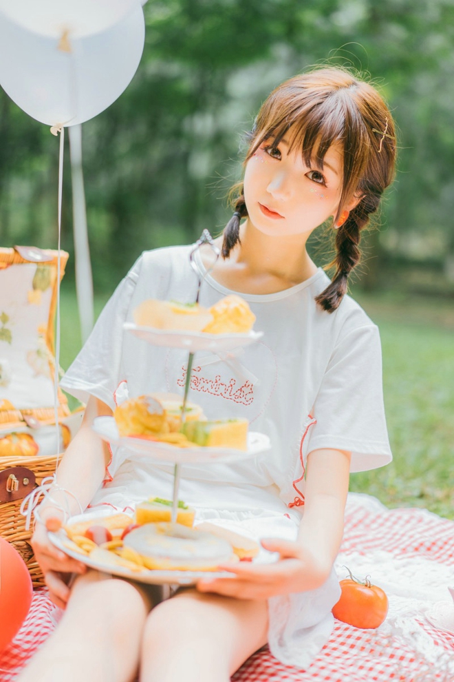 甜美粉嫩美女可爱烟熏妆户外俏皮私拍套图