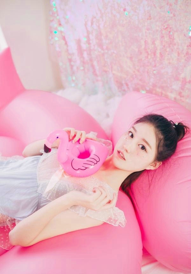 粉色清纯妹子私房可爱阳光睡衣写真