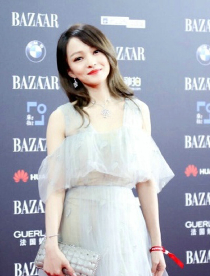 2017时尚芭莎慈善之夜张韶涵红毯长裙写真图