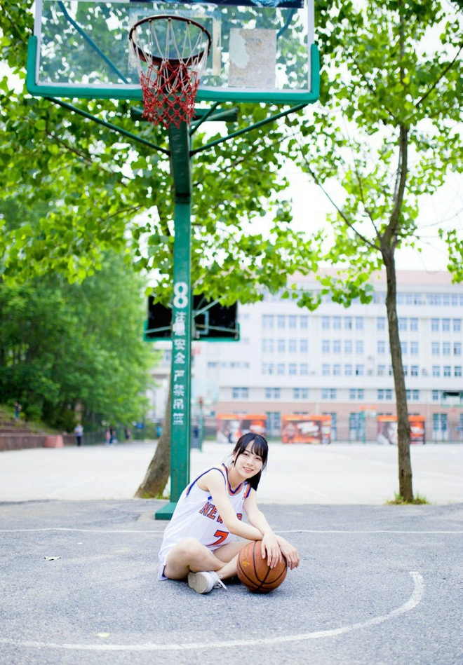 运动系萌妹操场运球清新俏皮美腿写真诱惑