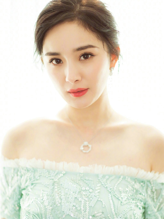 杨幂出席上海电影节清新优雅浪漫精致写真照