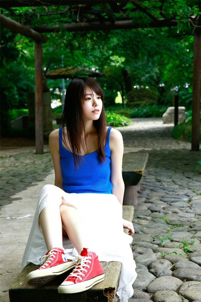 花海中清纯漂亮学生妹户外恬静优雅可爱迷人写真