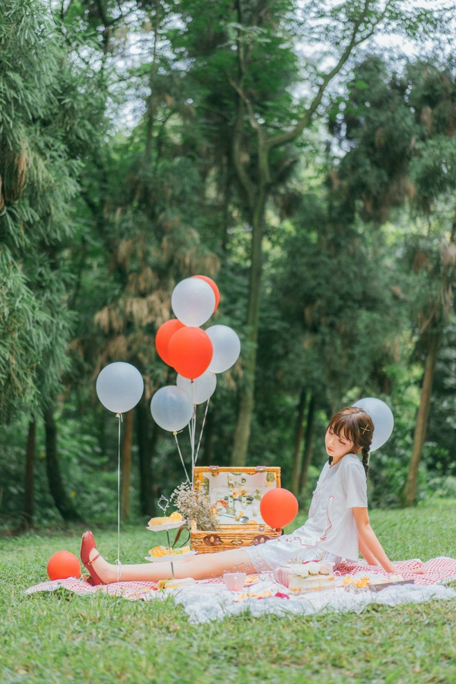 甜美粉嫩美女可爱烟熏妆户外俏皮私拍套图