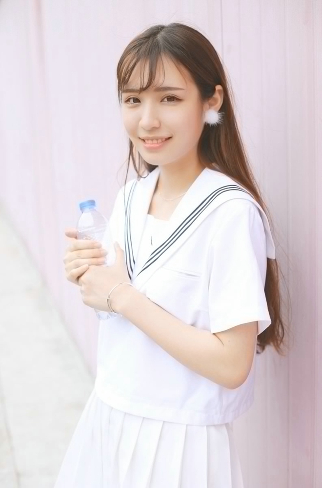 清纯校园学生装刘海美女午后操场福利写真