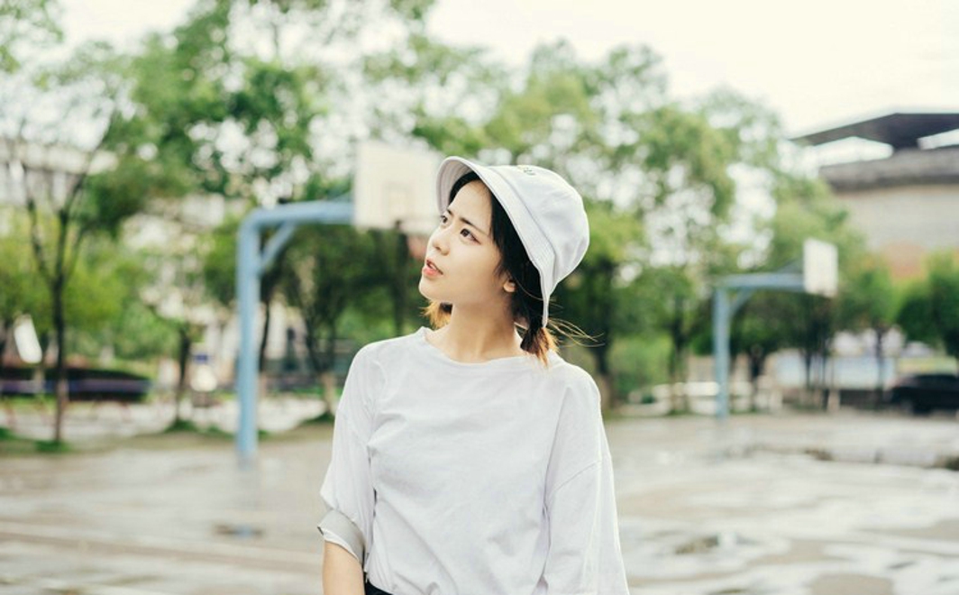 清纯可爱的美女校园私拍写真文艺范十足