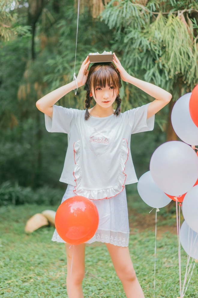 甜美粉嫩美女可爱烟熏妆户外俏皮私拍套图