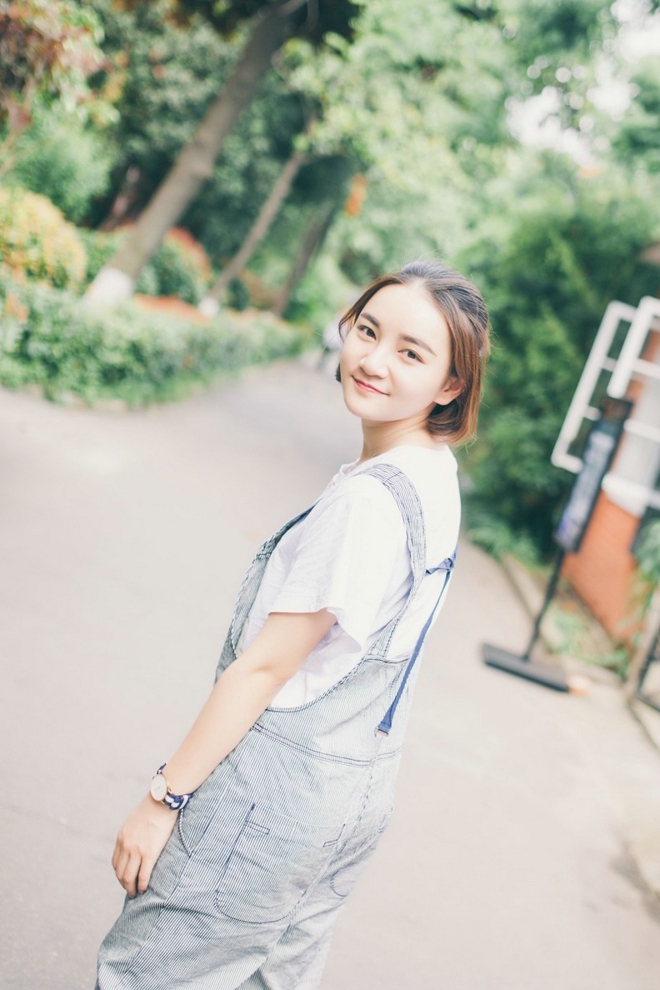 背带裤短发青春美女时尚街拍唯美俏皮写真