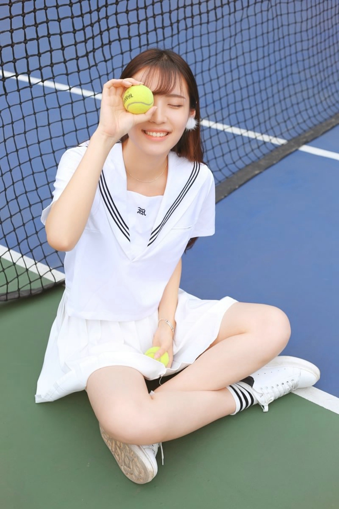 清纯校园学生装刘海美女午后操场福利写真