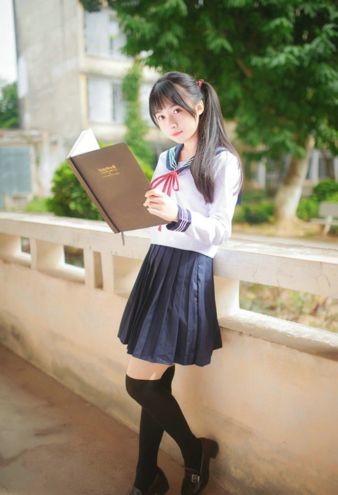 运动系萌妹操场运球清新俏皮美腿写真诱惑