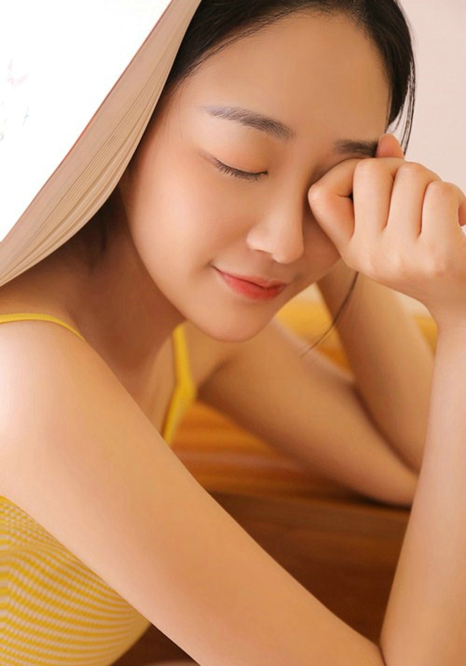 长发黄裙素颜美少女阳光甜美生活写真