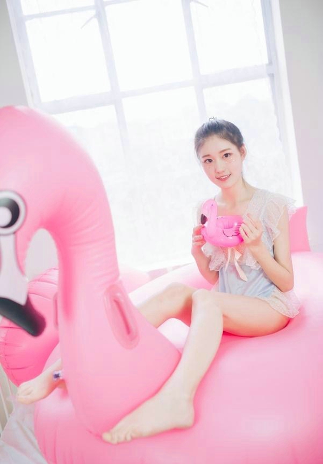 粉色清纯妹子私房可爱阳光睡衣写真