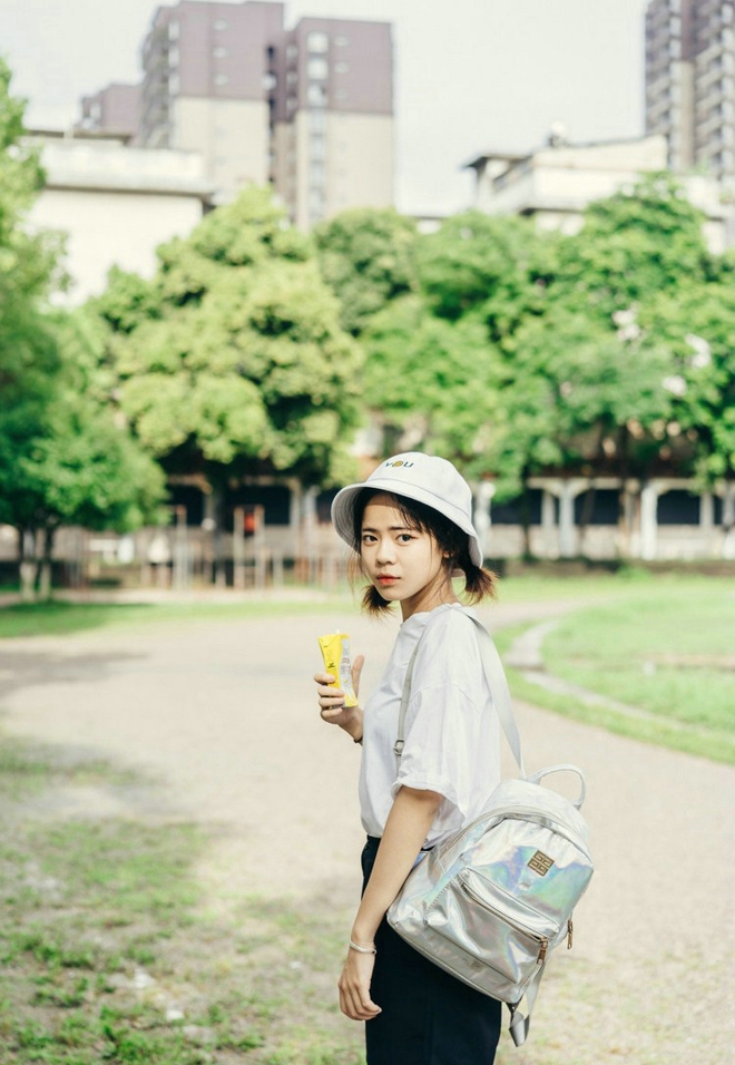 清纯可爱的美女校园私拍写真文艺范十足