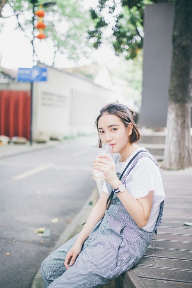 背带裤短发青春美女时尚街拍唯美俏皮写真