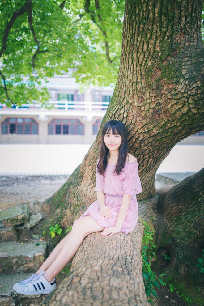 清纯可爱的美女校园私拍写真文艺范十足