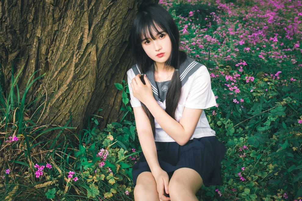 花海中清纯漂亮学生妹户外恬静优雅可爱迷人写真