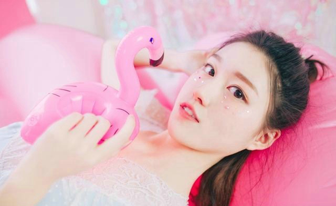 粉色清纯妹子私房可爱阳光睡衣写真