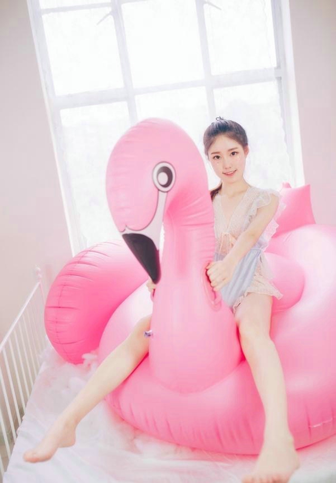 粉色清纯妹子私房可爱阳光睡衣写真