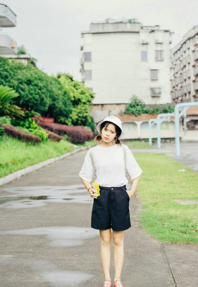 清纯可爱的美女校园私拍写真文艺范十足