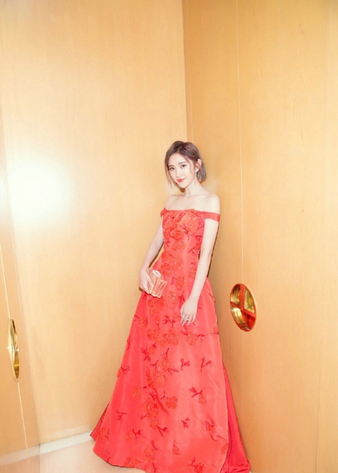 唐艺昕红色礼服活力四射