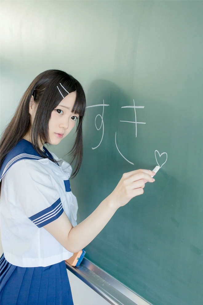 花海中清纯漂亮学生妹户外恬静优雅可爱迷人写真