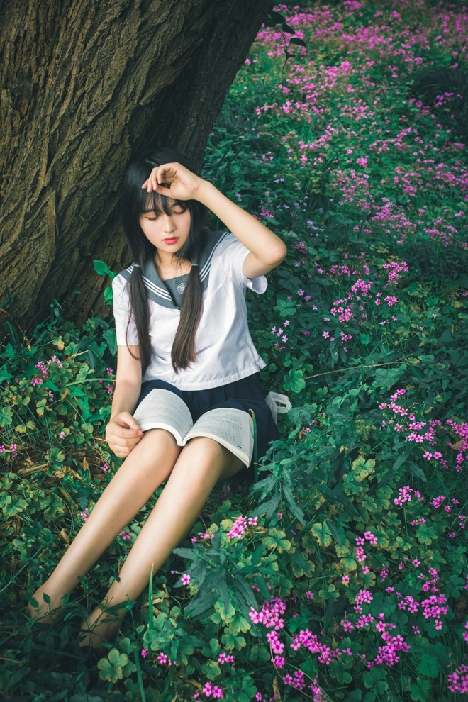 花海中清纯漂亮学生妹户外恬静优雅可爱迷人写真