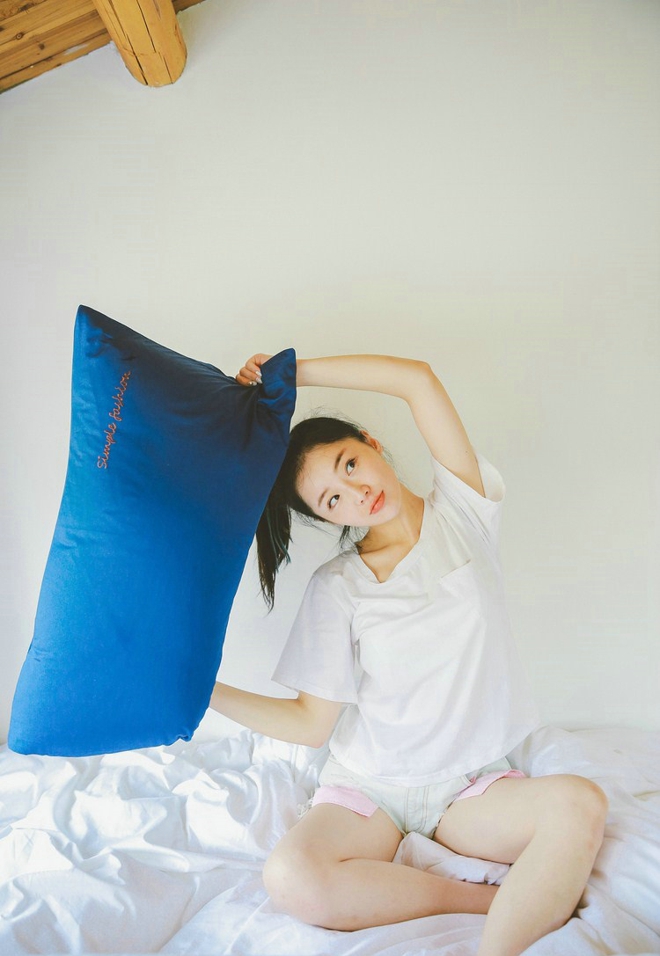 白衣少女周末家中放纵大长腿福利写真图