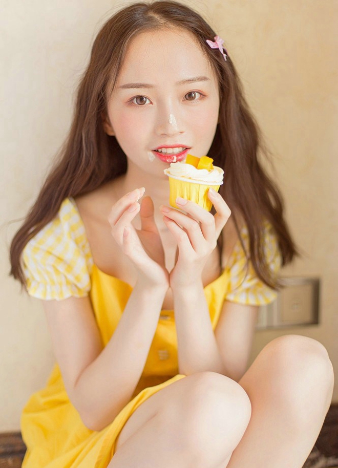 长发黄裙素颜美少女阳光甜美生活写真