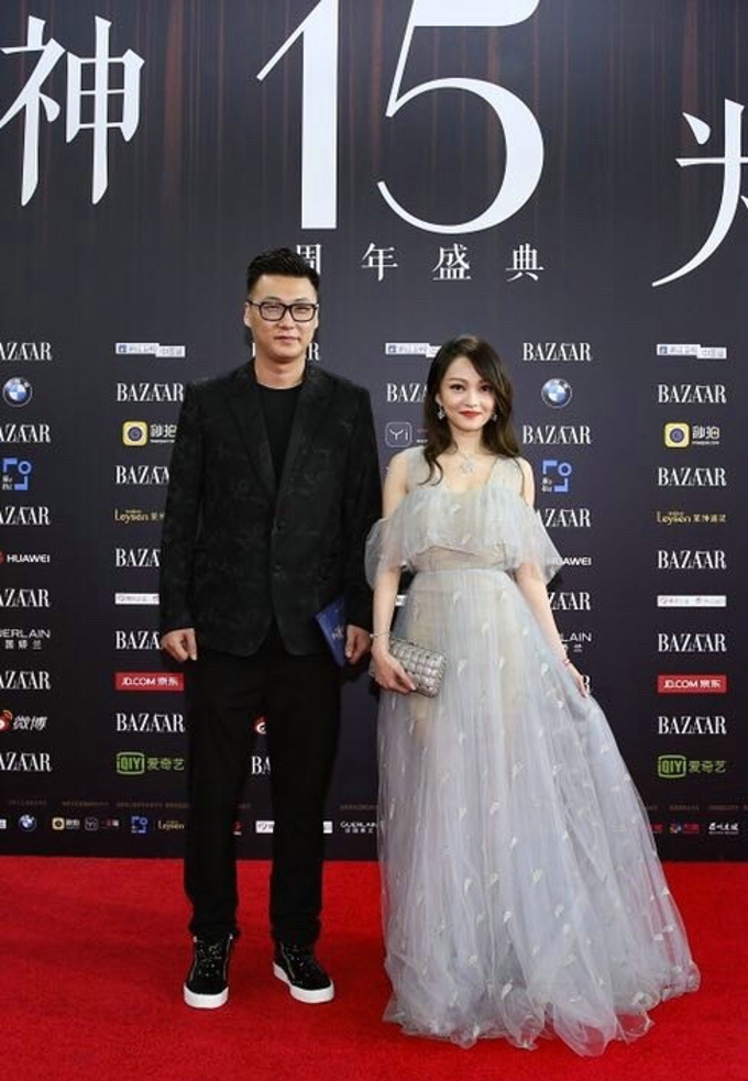 2017时尚芭莎慈善之夜张韶涵红毯长裙写真图