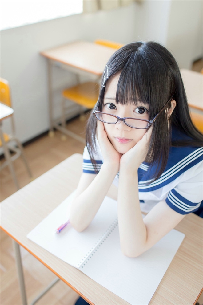 花海中清纯漂亮学生妹户外恬静优雅可爱迷人写真