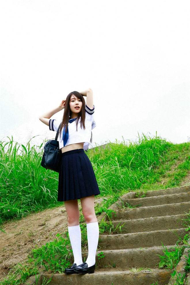 花海中清纯漂亮学生妹户外恬静优雅可爱迷人写真