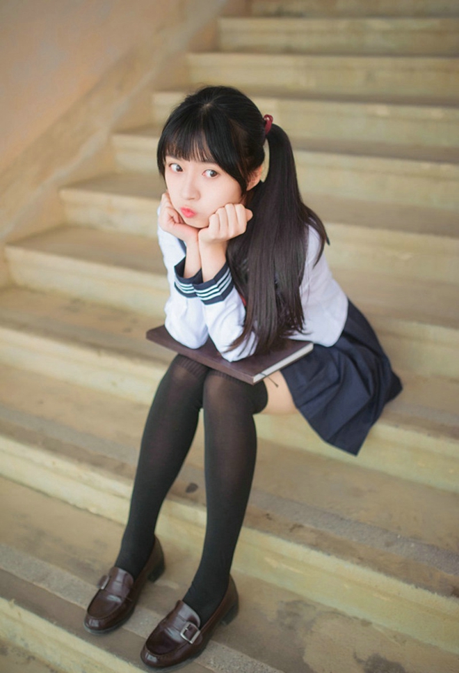 运动系萌妹操场运球清新俏皮美腿写真诱惑