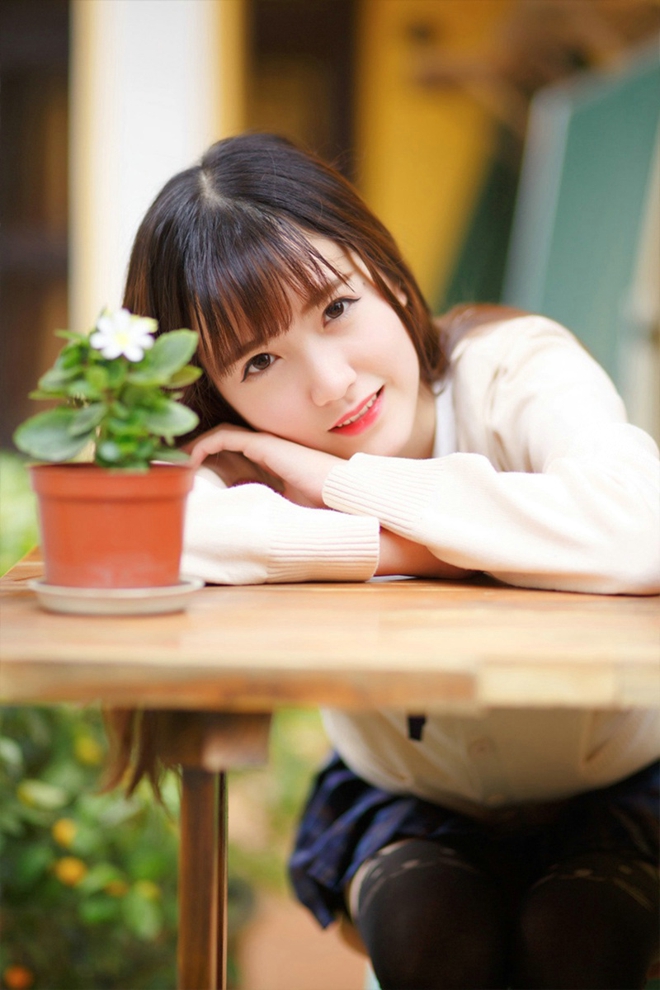 清纯校园学生装刘海美女午后操场福利写真