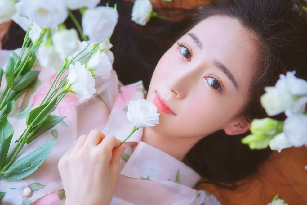 红唇美女白纱高冷家居私房诱惑写真照