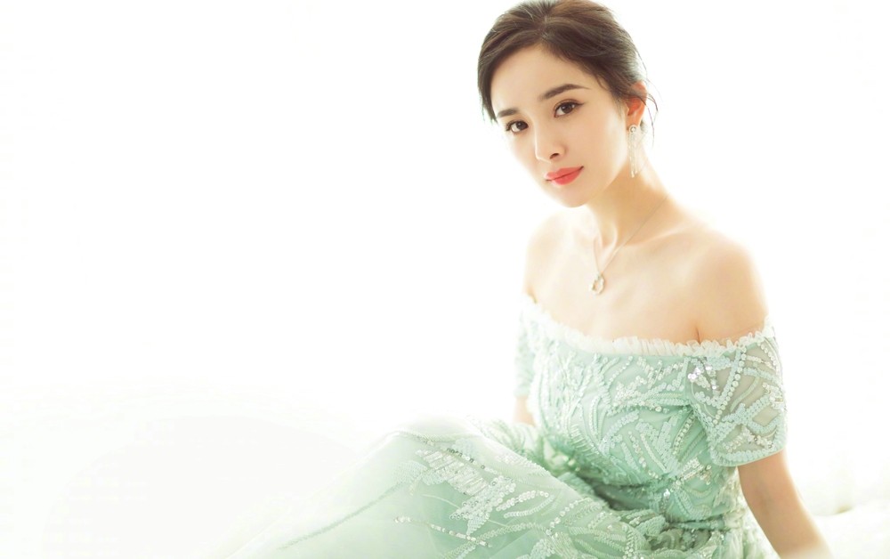 杨幂出席上海电影节清新优雅浪漫精致写真照