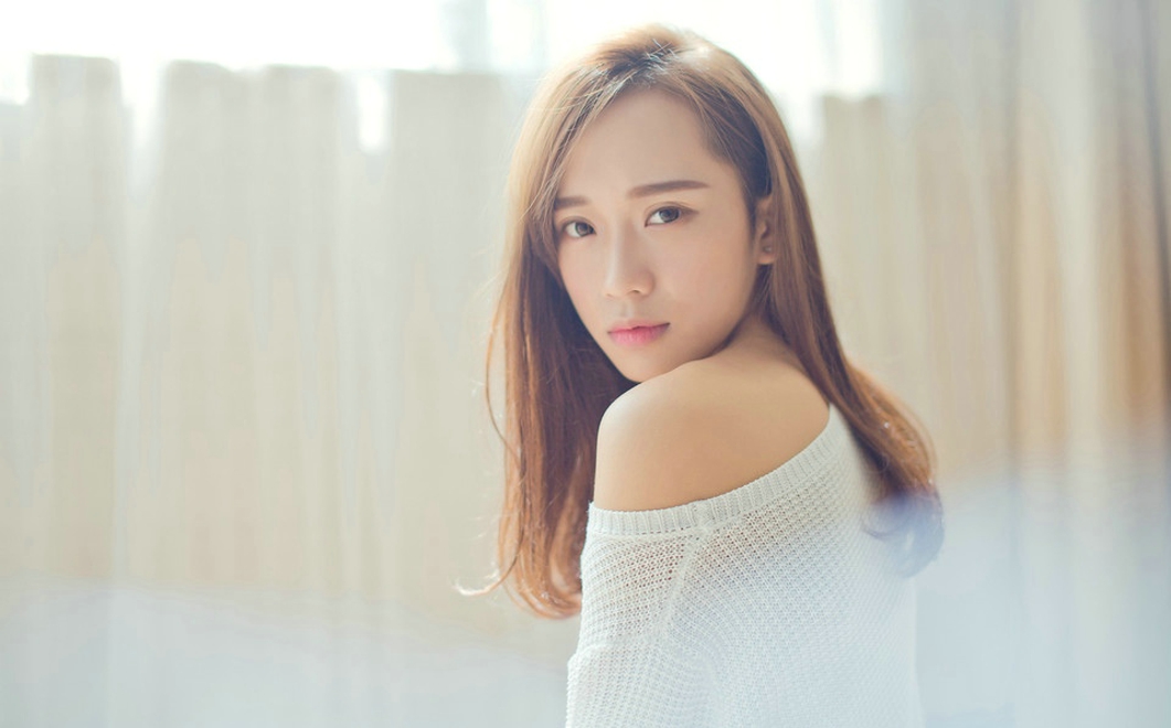 白衣少女周末家中放纵大长腿福利写真图