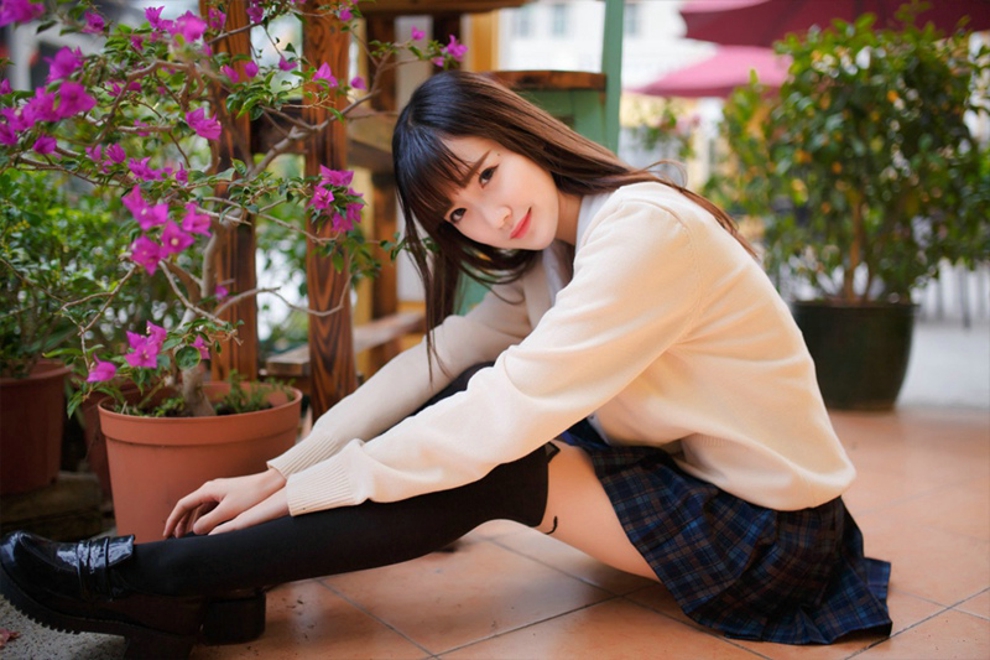 清纯校园学生装刘海美女午后操场福利写真