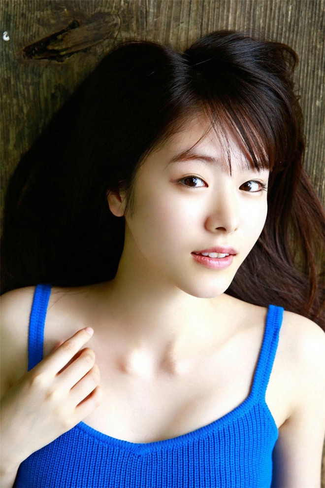 花海中清纯漂亮学生妹户外恬静优雅可爱迷人写真